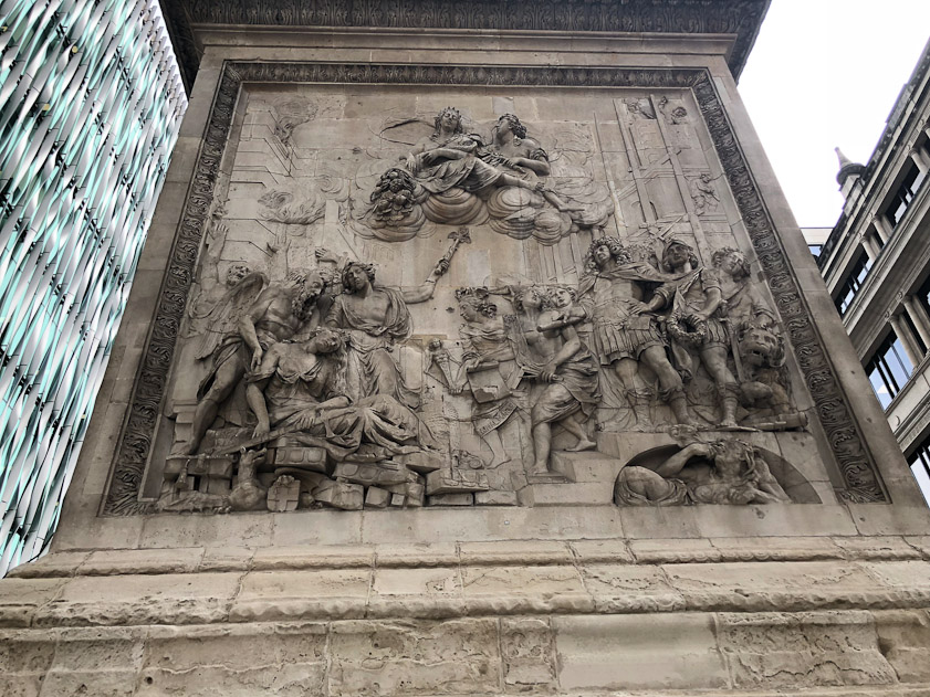 That's King Charles II on the right, coming to the aid of injured London, the lady slumping on the left.