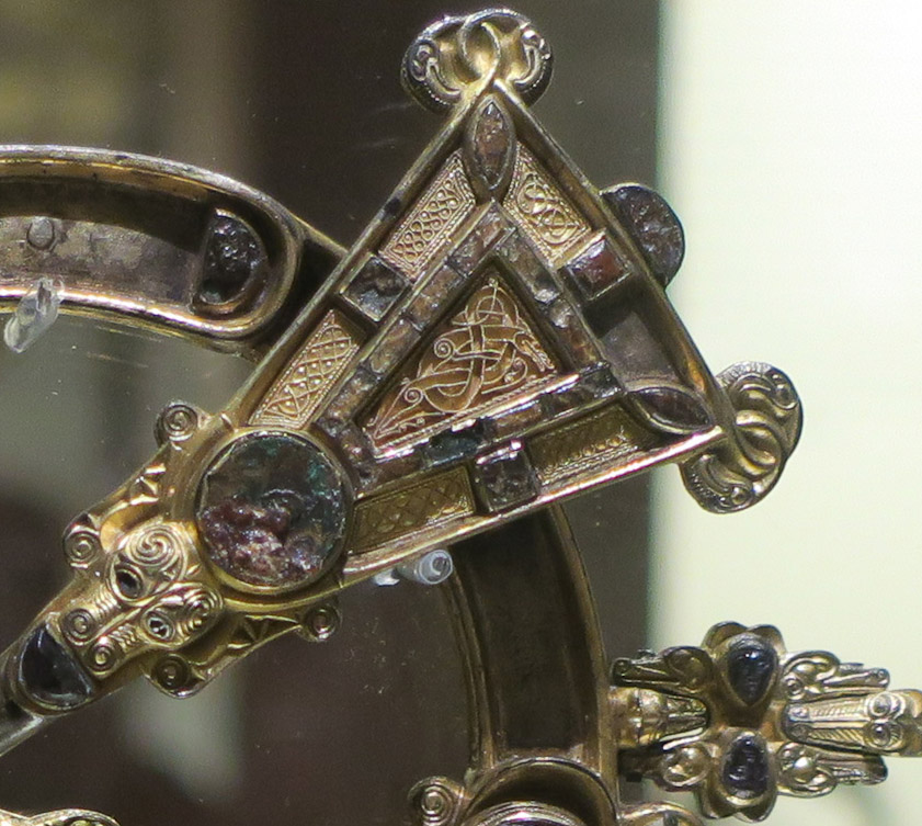 Detail of the head of the pin