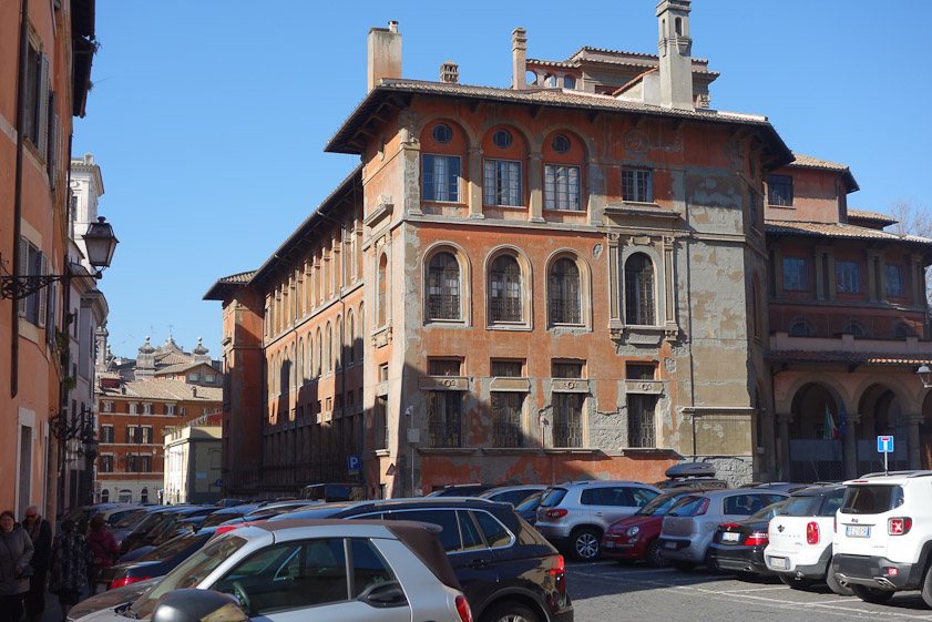 En route from Sant'Ivo to the Tiber.