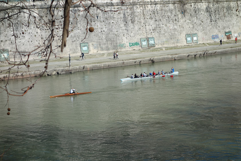 This eight was not well coordinated. The white boats looked like trainers, in contrast to the much narrower scull.