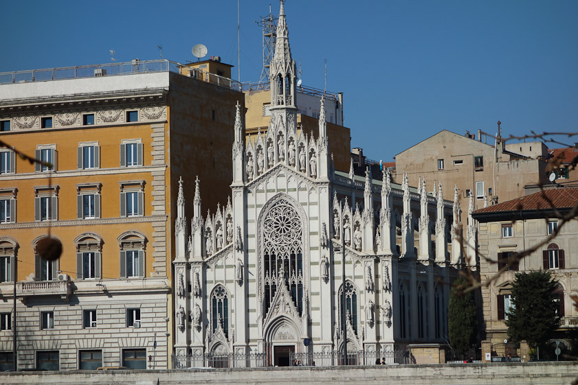 The Chiesa del Sacro Cuore di Gesù in Prati was built 1908-1917 in neo-Gothic style. It is a short distance upstream from the Palace of Justice.