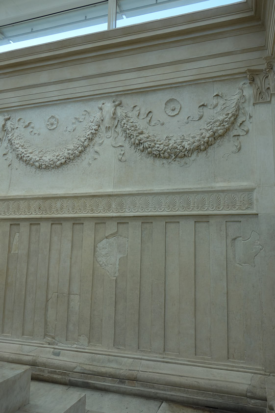 The altara is on the left, the back wall of the enclosure on the right.