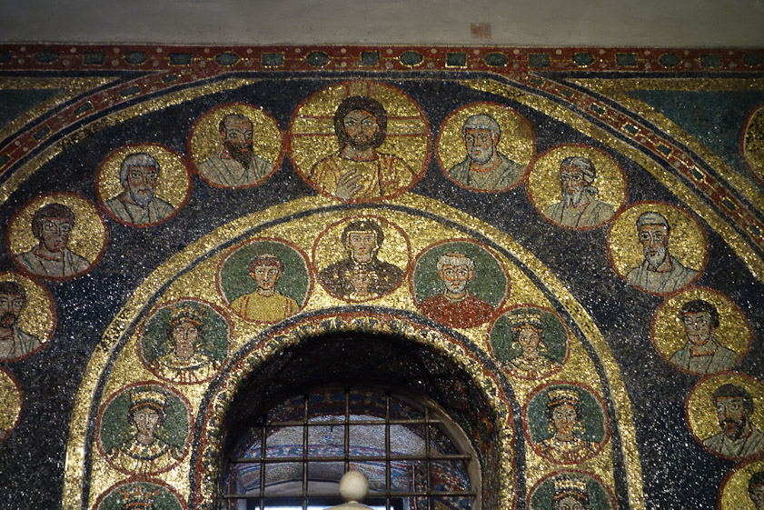 In the inner set of roundels Mary and Child are surrounded by saints. In the outer ring, Christ is surrounded by the 12 Apostles.