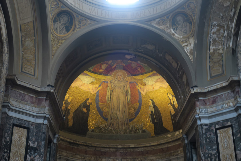 The last chapel on the left (north) nave was redecorated in 1933.
