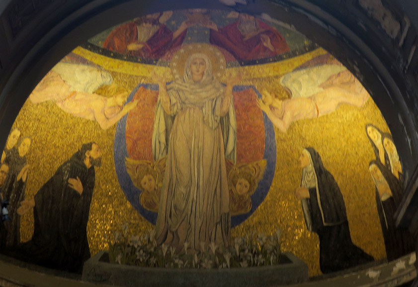 The last chapel on the left (north) nave was redecorated in 1933.