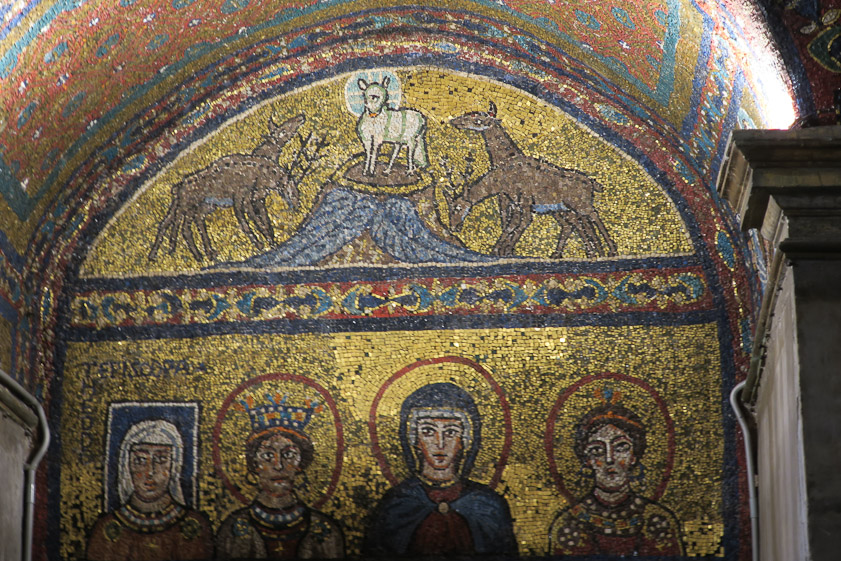 The lamb and the deer illustrate text from Psalm 42. Below are the Virgin, St. Praxedes, and St. Pudentiana (with circular nimbus) and Theodora, mother of Pope Paschal I, with a square nimbus the sign of the living.