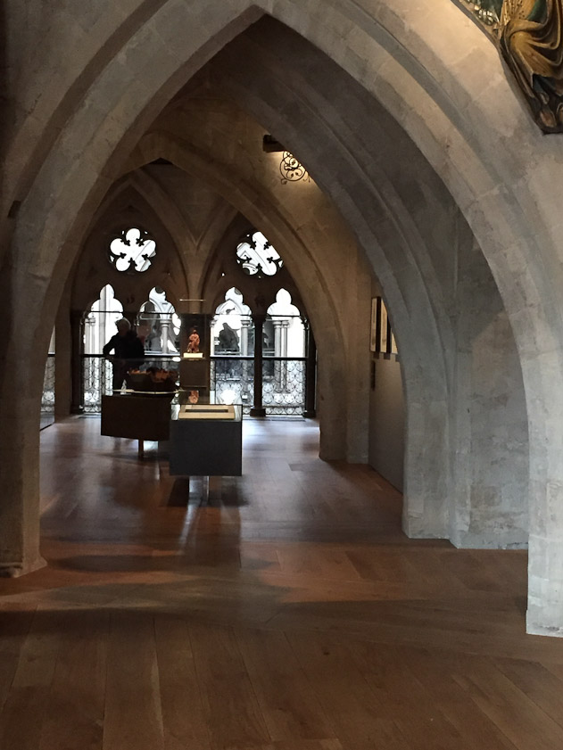 The fine stone work indicates that this space was intended to house several chapels, like those in the ambulatory below; but they were never completed. The floor and timbers were installed by Christopher Wren in 1695. New flooring was installed in 2016 over the vaults of the ambulatory.