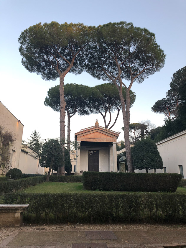 The nymphaeum between the two wings of the villa, facing the entrance..