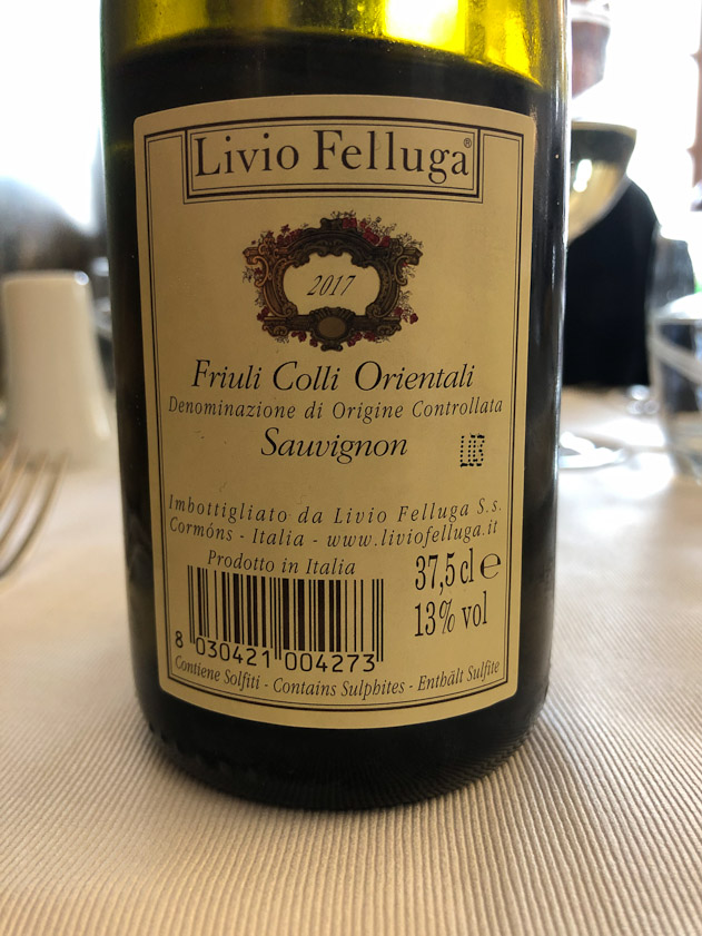 Lunch time again at La Matriciana. A wonderful, fragrant Sauvignon.