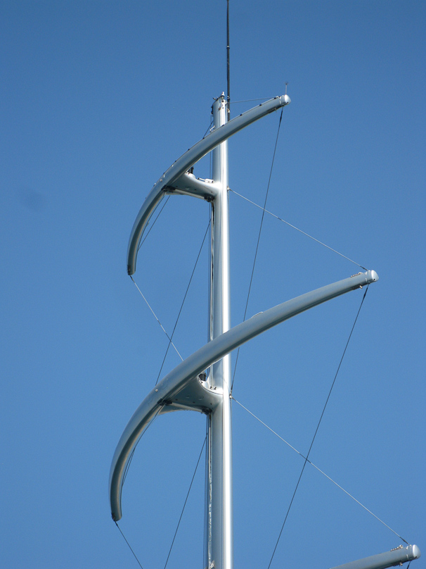 Yards and mast of the Maltese Falcon. Somehow the sails are stowed in the mast and deploy to reach from one yard to the other, so the set of five square sails functions as a single sail.
