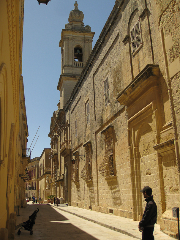 We went to Mdina on our second day on Malta. Mdina was capital of Malta until the Knights of St. John of Malta arrived in the 16c, when the capital moved east to the area around the present Valletta.
