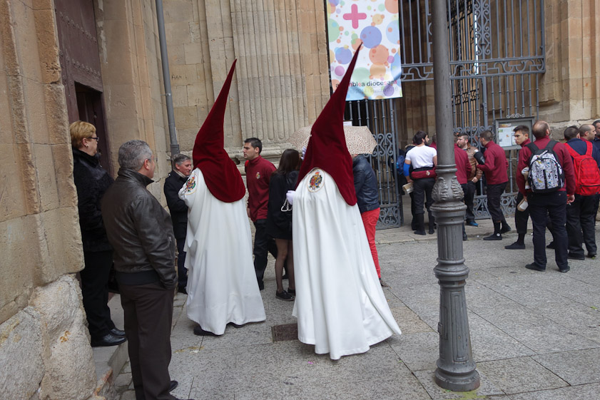 Members of the confraternity Hermandad de Jesús Despojado enter on the left, members of teir band enter on the right.