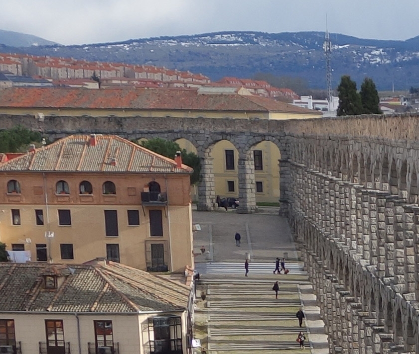 A closeup of the previous photo shows where the aqueduct makes a 54º turn to the right and adds a second level of arcade as the ground slopes down steeply.