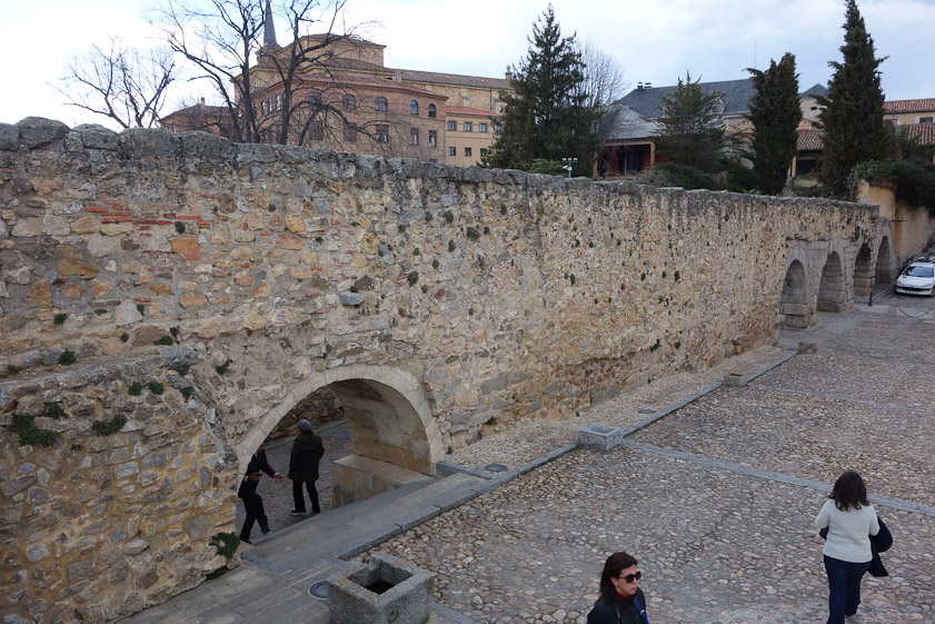 After entering the city walls it would have entered a castellum aquae where its water was distributed to baths, fountains, private subscribers and the Acázar.