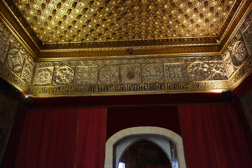 The Piñas Room (9 on the plan). The plaster freize is the original commissioned by Enrique IV (1425-74) but the ceiling has been reconstructed.
