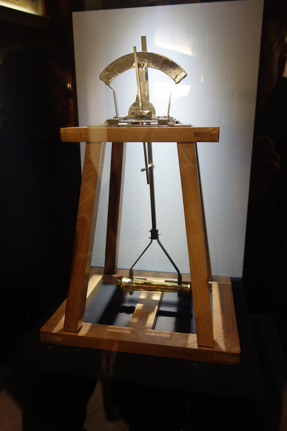 This is a model of a scale for measuring the recoil force of a cannon.