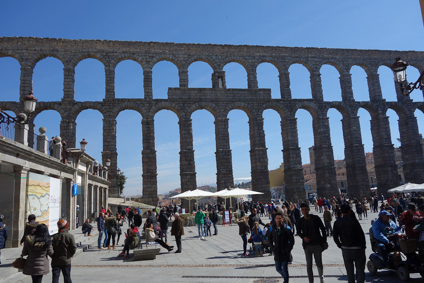 The aqueduct seen from the Plaza Azoguejo.