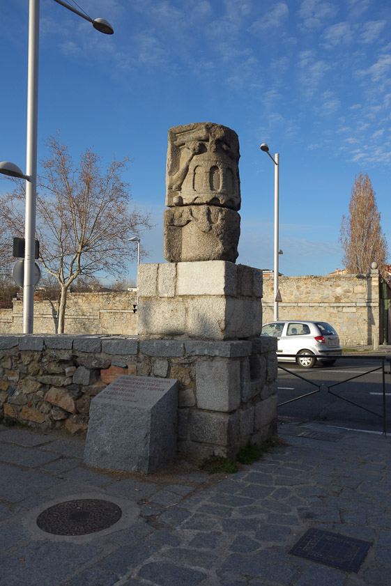 The beginning of the elevated part of the aqueduct, near San Antonio Real, where Calle los Cañuelos meets Calle Coronel Rexach.
