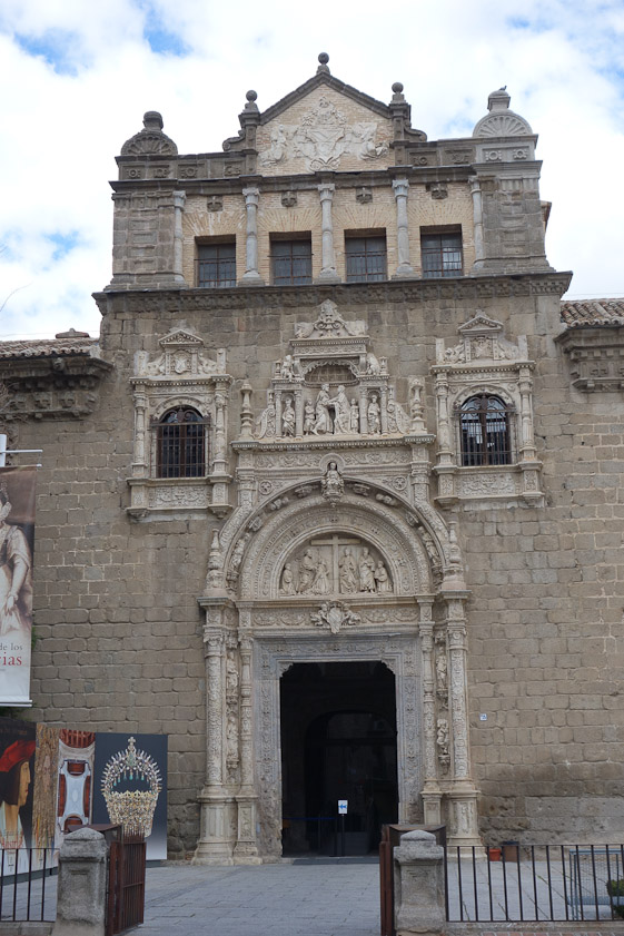 Cardinal Mendoza founded the Hospital de Santa Cruz in 1514. It now serves as a museum.