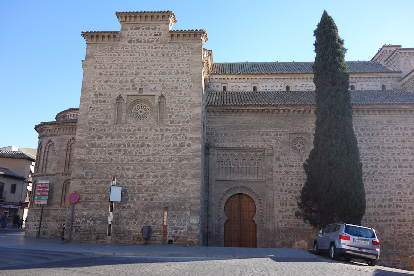 Just inside the northern wall is Santiago de Arrabal, with Mudejar deconrations.