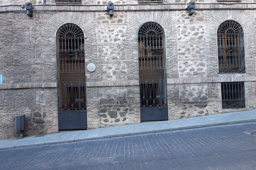 This building across the street from Santiago de Arrabal show the uphill grade from Puerta de Bisagra.