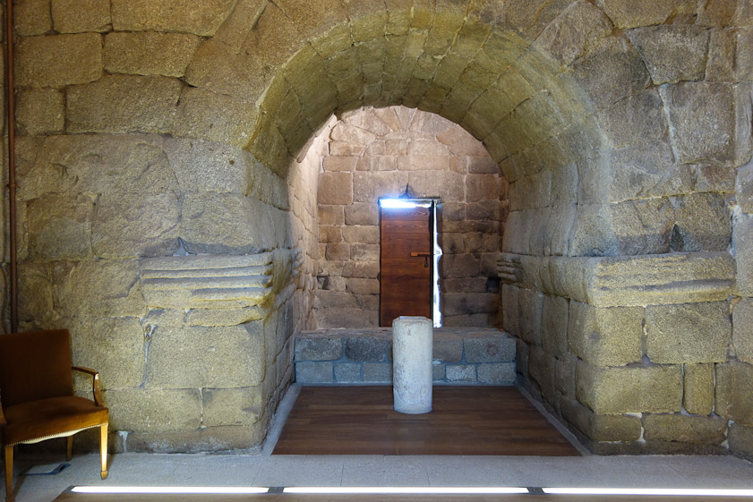 This is the space to the west of the choir whose function I don't know. Note the ribbing in the stone at the base of the horseshoe vault.