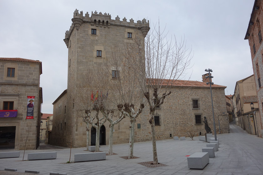 On the left is the Palacio Superunda, now a handsomly mounted municipal museum of works and possessions of Guido Caprotti (1887-1966).