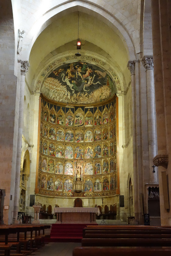 Retable in Salamanca Old Cathedral was painted by Italians in the 15c.