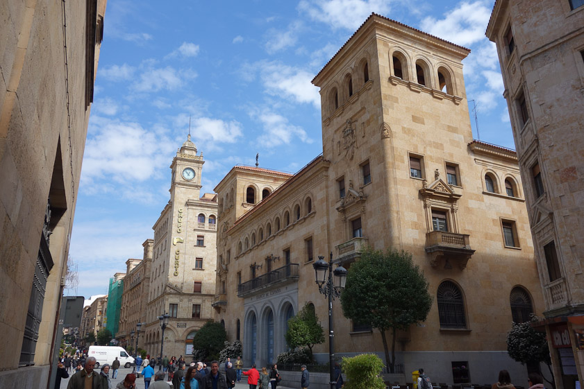 The Banco de España is a handsome building, presumably built in the 19-20c in traditional style.