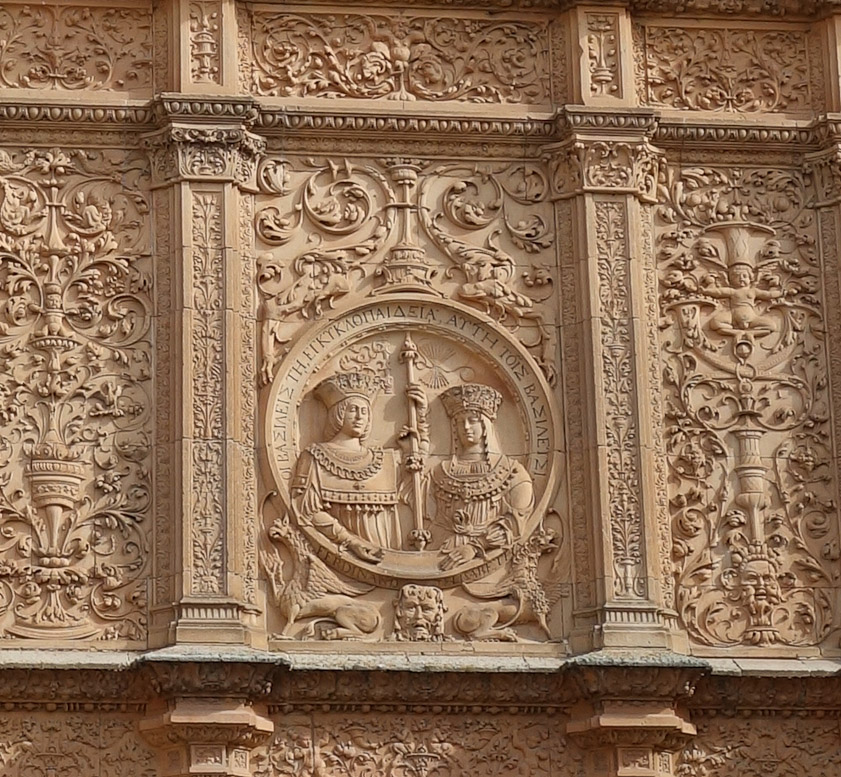 Detail of the facade, so clean and sharp that it must be restored or new. This is Ferdinand and Isabella, the Catholic Monarchs.