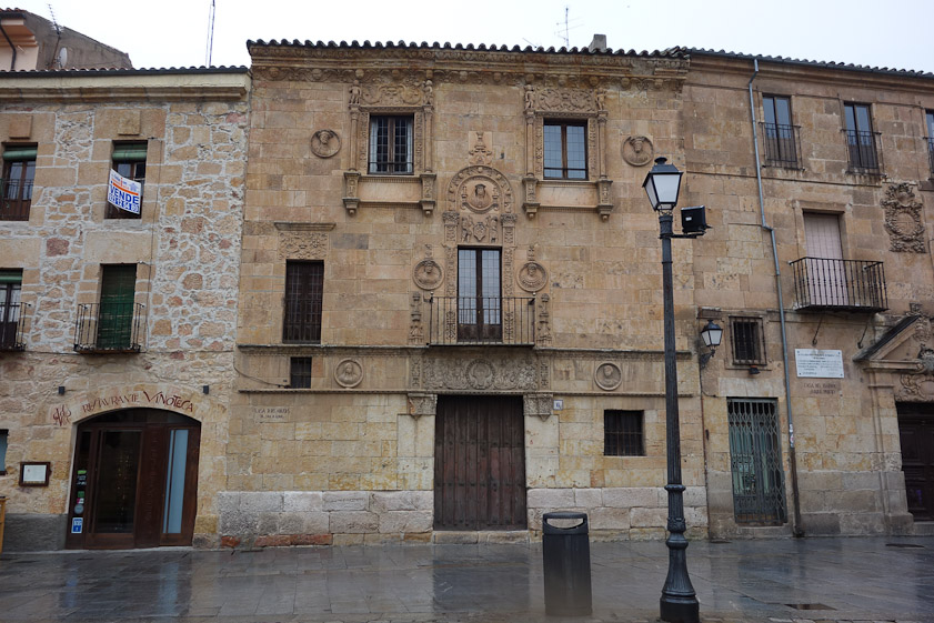 The Casa de las Muertes was built in 1500 with Plateresque deconration.  Seveal murders occured within, and the facade incldes four skulls, giving it is popular name.