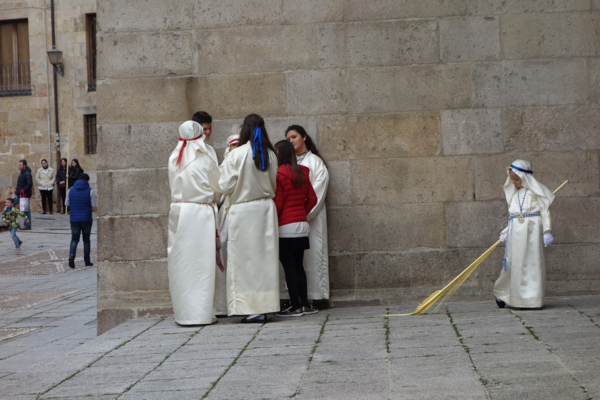 There are 22 processions in 9 days in Salamanca, starting with Friday of Sorrows and ending on Easter Sunday. There are 16 confraternaties in Salamanca that organize the processions, usually one per confraternity. Each has a traditional, identifying costume. These people are members of the Confraternity of Jesus Friend of Children. Women have a red head cord, men wear blue.