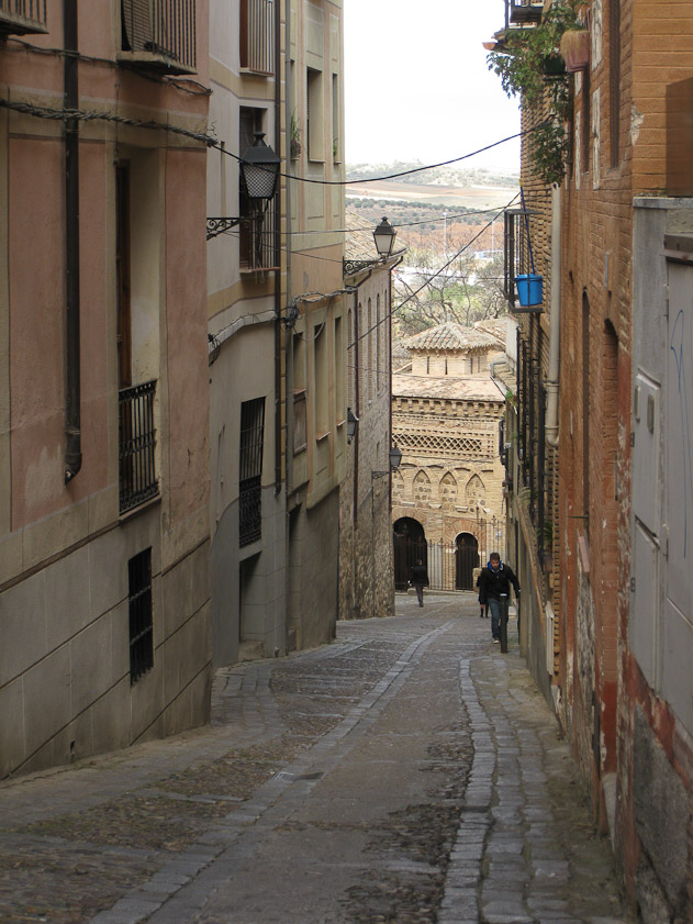 The road down to the Mezquita Crristo de la Luz.