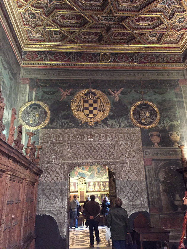The entrance to the chapter house has a Mudéjar portal of 1510.