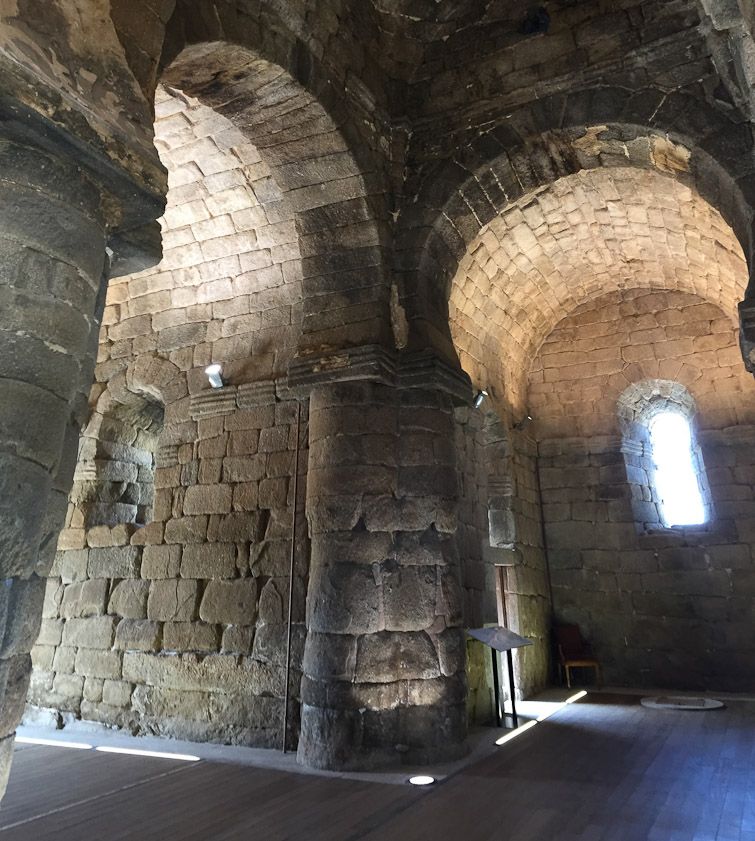 The construction is heavy, but accomplished, like an acqueduct. The nave is on the left, the north transept on the right.