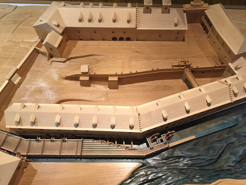 Felipe II built the mint with a German system in 1585, greatly benefiting the local economy. However, the plague of 1598 devastated the region again.