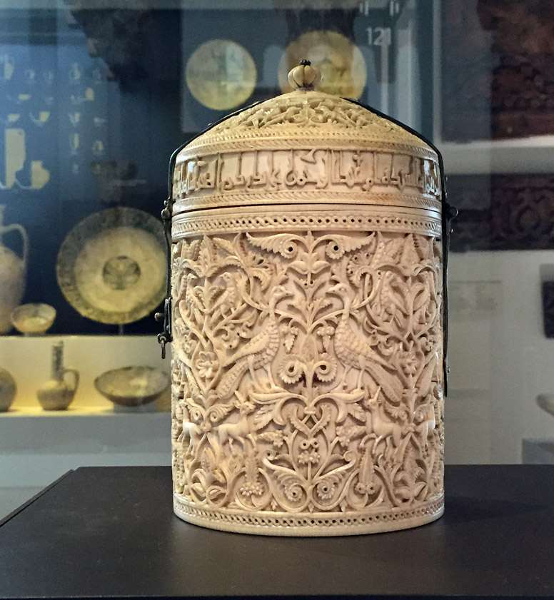 A cylindrical box (pyxis) of ivory with hinged lid, commissioned by the second caliph of Córdoba, Al-Hakem II (915-976), for his concubine, Zoa, mother of a son who died young. It was in the collection of the Cathedral of Zamora, which used to be part of the Caliphate of Córdoba.
