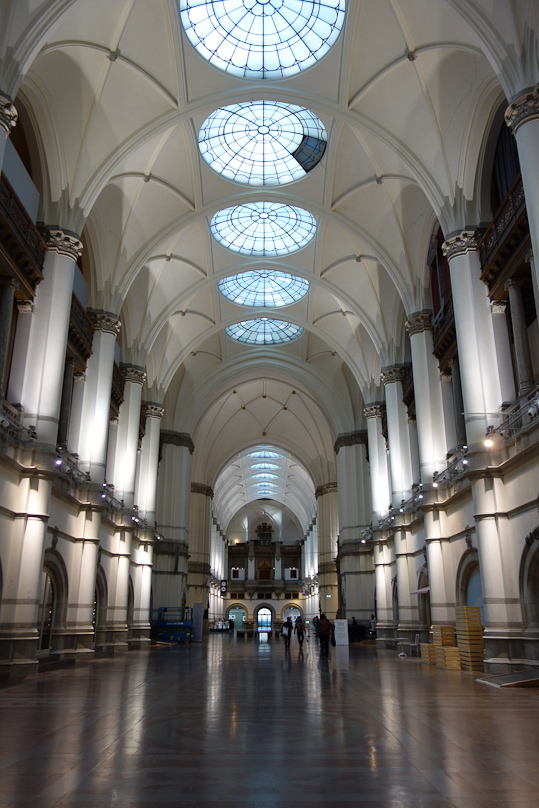 The interior of the Nordiska Museet is magnificent, bu compared to the Washington Smithsonian museums it is deserted.