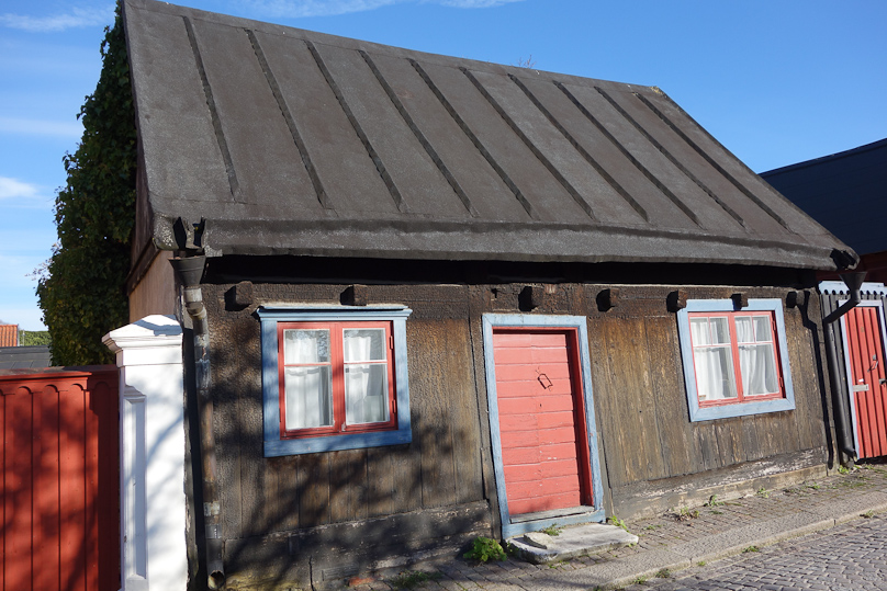 Tarred house near the wall behind the cathedral.