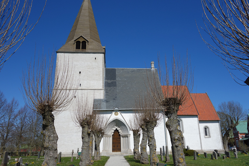 Our second stop this day was  Barlingbo Church. The chancel from about 1223 is the oldest part of Barlingbo church. The nave was probably built in the mid 13c but its doorway is a later inserion. The church was completed about 1280 when the tower and the vaults were added.