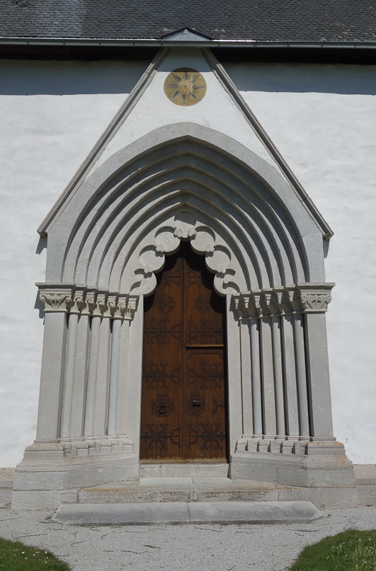 We saw several other doorways like this, with multiple jambs converging on the door.
