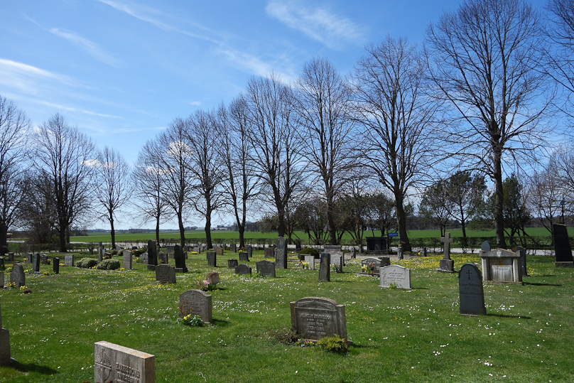 Barlingbo, like most of the other churches we visited, is in the country, rigt up against farm fields.