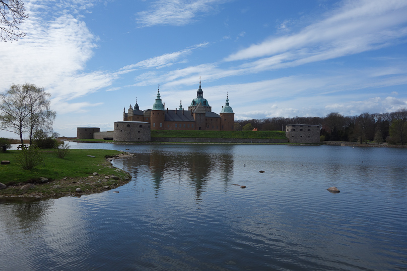 Kalmar was built as a Swedish fortress at the time that Denmark owned the southern part of the Swedish peninsula. The frontier was just south of here, and this castle was the principle Sedish border fortificaton.