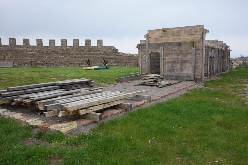 A recronstructed building was under construction, providing a look a the building technique. The wooden building rested on flat stones on a gravel bed.