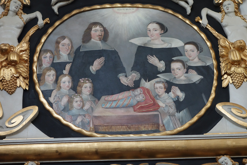 The children with crowns have died, leaving 6 alive out of 11.