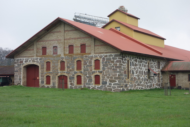 A large, modern farm between Vittskövle and Degeberga.