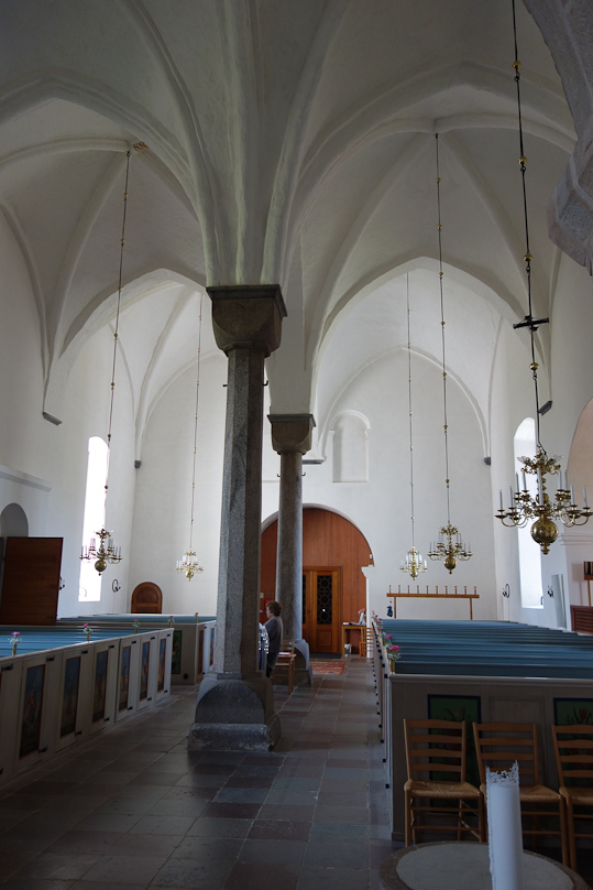 The nave in Mariakyrkan in Vä is undecorated, with vaults with four ribs.