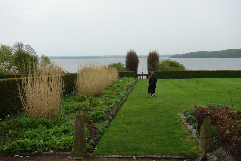 The lawn at Bosjokloster leads to a large lake.