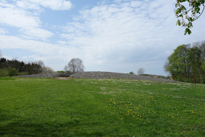 The Kiviksgraven is a large pile of fairly uniform size rocks (about the size that a man can carry) that may have been three times higher than at present, before lcals began carrying the rocks away for other uses.