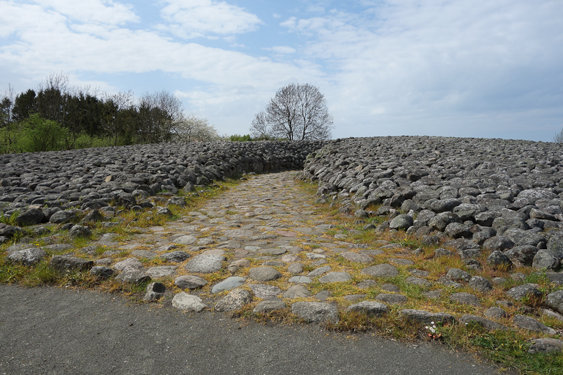 Under the rocks are two chambers (cists) holding burial chambers. This entrance was made in 1931. The first burial here was about 1400-1300 BC, the last around 800 BC.